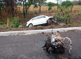 Carro capota e tem motor arrancado após idoso perder o controle e bater em árvore na BR-153