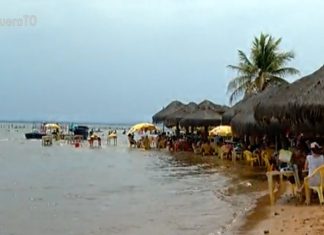 Praia de Palmas tem movimentação intensa no início de feriado prolongado