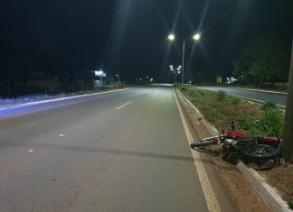 Homem sofre ferimentos graves ao bater motocicleta em poste na BR-153