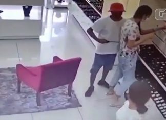 Vídeo mostra criminoso rendendo mulheres com faca durante assalto a loja em Palmas
