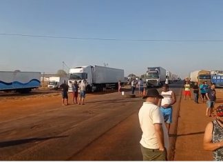 Manifestantes fazem bloqueio em três trechos de rodovia federal no Tocantins