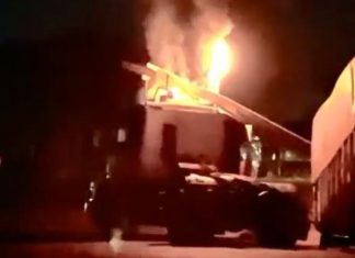 Carroceria de caminhão se solta e atinge poste provocando curto-circuito e incêndio em Gurupi