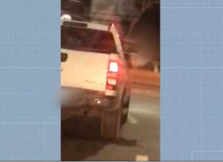 Vídeo mostra jovem com corpo para fora de caminhonete em movimento nas ruas de Palmas