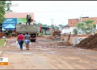 Moradores se arriscam ao passar por canteiro de obras que foi interditado em Araguaína