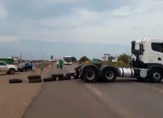 Manifestação impede passagem de caminhões em rodovia no TO
