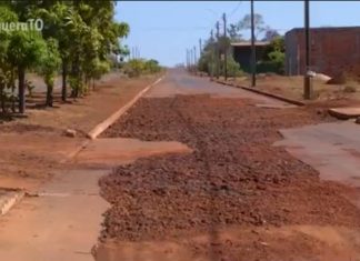Moradores cobram conclusão de obra após prefeitura arrancar asfalto de avenida e tampar buraco com pedras