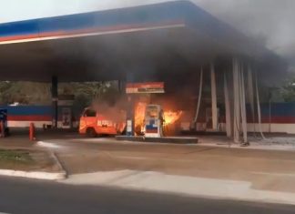 Veículo pega fogo ao lado de bomba de combustíveis em posto de Palmas; VÍDEO
