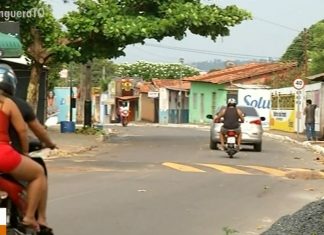 Rua onde servidora morreu ao bater em quebra-molas sem sinalização tem outra lombada com o mesmo problema