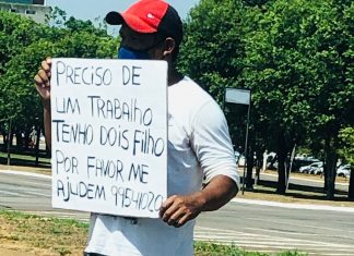 Com cartaz, venezuelano pede emprego nas ruas de Palmas: ‘por favor me ajudem’