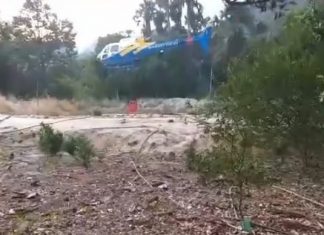 Helicóptero pega água em tanque de peixes para apagar novos focos de incêndio na serra do Lajeado