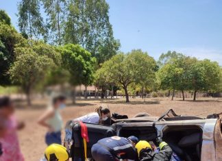 Idoso fica preso às ferragens de caminhonete após veículo capotar na TO-070