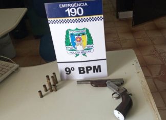 Incomodado com anúncios em caixa de som, homem aponta arma para clientes e ameaça funcionário de loja