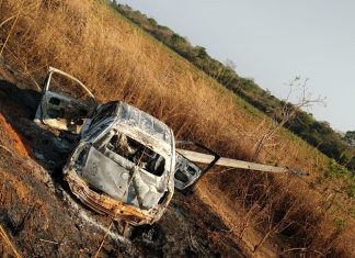 Carro pega fogo após bater em poste na região sul de Palmas; motorista ferido fugiu da UPA