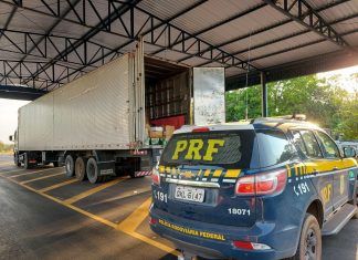 Caminhão com 35 mil eletrônicos é apreendido e motorista diz que pegou a carga em barco nas margens de rio