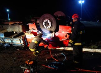 Caminhão capota em rotatória e motorista morre após ficar preso às ferragens
