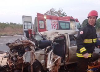 Caminhoneiro foge após bater em carro e deixar motorista ferido