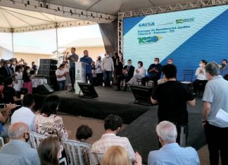 Governo federal e prefeitura entregam 500 casas populares em evento com aglomeração