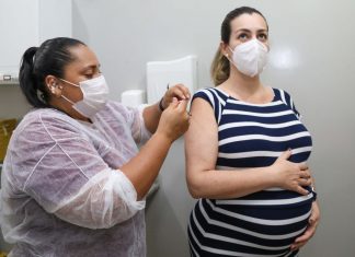 Prefeita de Palmas toma 2ª dose da vacina contra Covid e anuncia redução de intervalo para imunizante da Pfizer