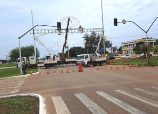 Em Palmas, cruzamentos da avenida Teotônio Segurado são interditados para instalação de luzes de Natal