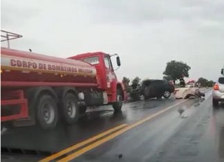 Batida entre dois veículos deixa mortos na BR-153; caminhonete teve carroceria arrancada