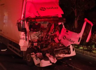 Motorista fica preso às ferragens após bater na traseira de carreta na BR-153