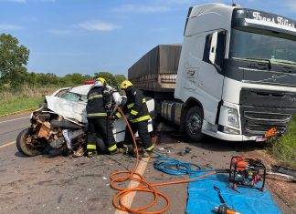 Motorista fica preso às ferragens e morre após colisão entre picape e carreta na TO-222