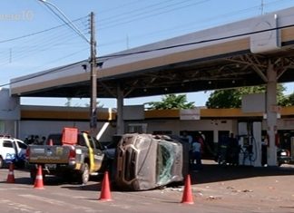 Caminhonete tomba e vai parar em posto de combustíveis após batida no centro de Gurupi
