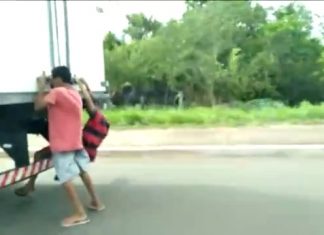 Adolescente pega carona na traseira de caminhão e ‘surfa’ no asfalto de avenida; VÍDEO