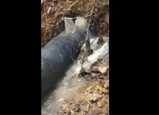 Cano de esgoto estoura, espalha água suja e derruba parte do muro de casa na região sul de Palmas