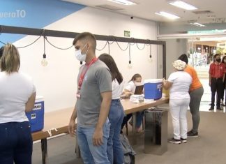 Moradores se vacinam contra a gripe e a Covid durante ação em shopping de Palmas