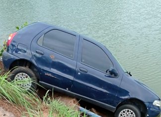 VÍDEO: Carro bate em poste e cai em represa no sul do Tocantins
