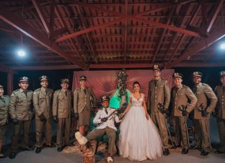 Noivo é atropelado horas antes do casamento e sobe ao altar em cadeira de rodas após cirurgia; VÍDEO
