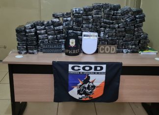 PM prende suspeito de tráfico após encontrar 130 tabletes de maconha escondidos em carro