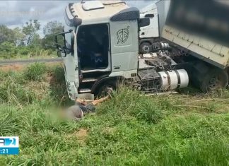 Vídeo mostra motorista supostamente embriagado sem conseguir se manter em pé após acidente com caminhão