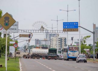 Trechos da Teotônio Segurado voltam a ser fechados para instalação de enfeites de Natal