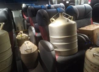 Passageira tem que viajar em poltrona comum após leito que ela pagou ser usado para levar tonéis de sêmen de boi, diz filho