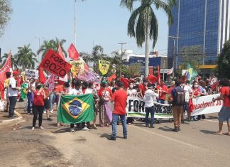 Manifestantes fazem ato contra o governo Bolsonaro no Tocantins