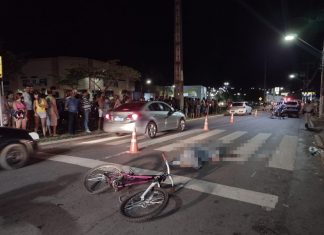 Adolescente morre e outro quebra perna após caírem de bicicletas ao pegarem ‘rabeira’ em caminhão