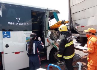 Motorista fica ferido após van bater na traseira de caminhão e ter frente destruída