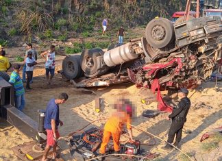 Caminhoneiro morre após carreta tombar em curva e bombeiros sofrem acidente durante atendimento