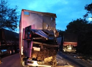 Motorista é retirado de ferragens quase ileso após batida frontal entre caminhões na BR-153
