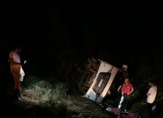 Micro-ônibus que levada atletas para competições tomba em rodovia e sete pessoas ficam feridas