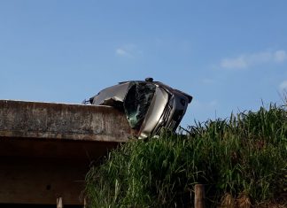 Carro capota e fica pendurado no guarda-corpo de ponte no norte do estado