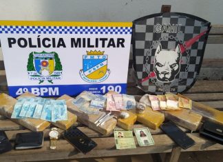 Homem tenta fugir de abordagem policial, mas bate carro em poste e acaba preso por tráfico de drogas