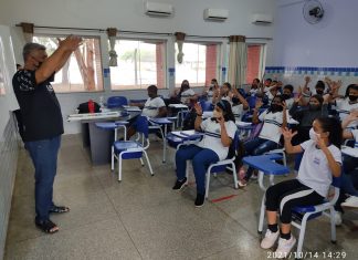 Professor aprende libras após perda auditiva do filho e passa a ensinar matemática na língua de sinais: ‘A inclusão é necessária’