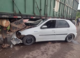 Motorista perde o controle e carro vai parar ‘debaixo’ de semirreboque em Araguaína