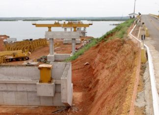 Trânsito é liberado na ponte sobre o rio Tocantins em Porto Nacional após retirada de postes
