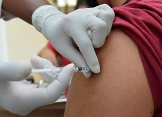 Estado recebe 20 mil doses da Pfizer para reforçar a imunização de profissionais da saúde e idosos