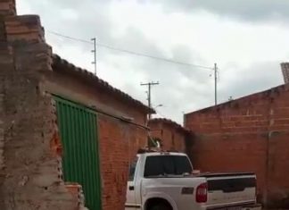 Motorista embriagada atinge casa e quebra muros em Araguaína, diz polícia