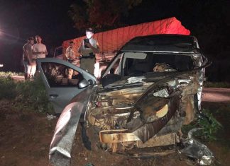 Policial militar fica ferido após carro bater de frente com caminhão na TO-050